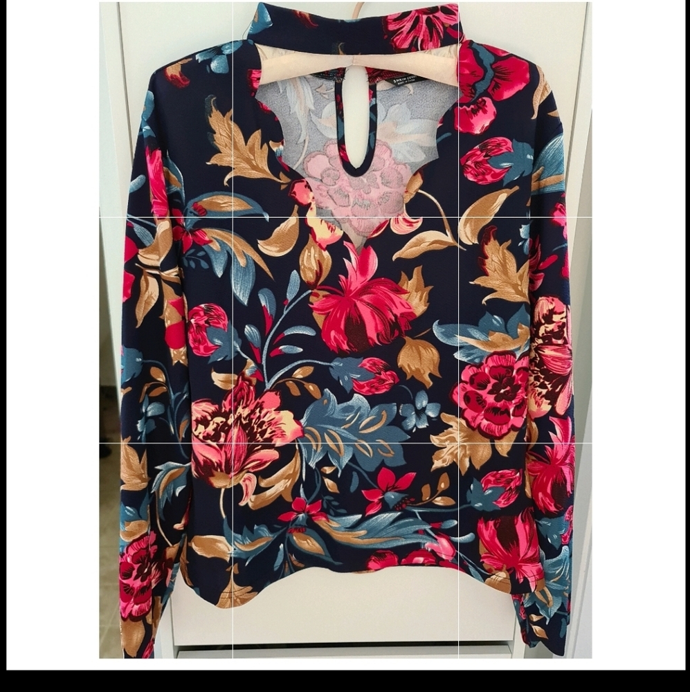 Floral Print Scallop Trim Choker Neck Top NW/O